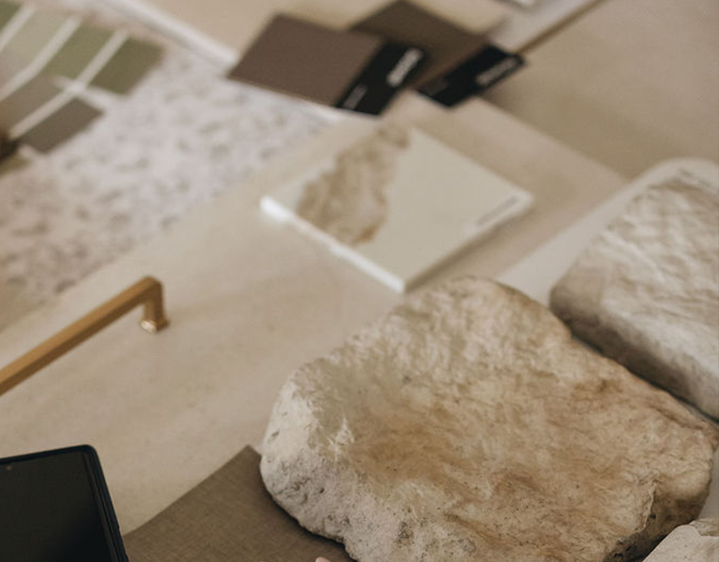 Design d’intérieur à Mirabel par Atelier Ancrage : espace lumineux et harmonieux illustrant une approche réfléchie de l’aménagement intérieur et des choix de matériaux.
